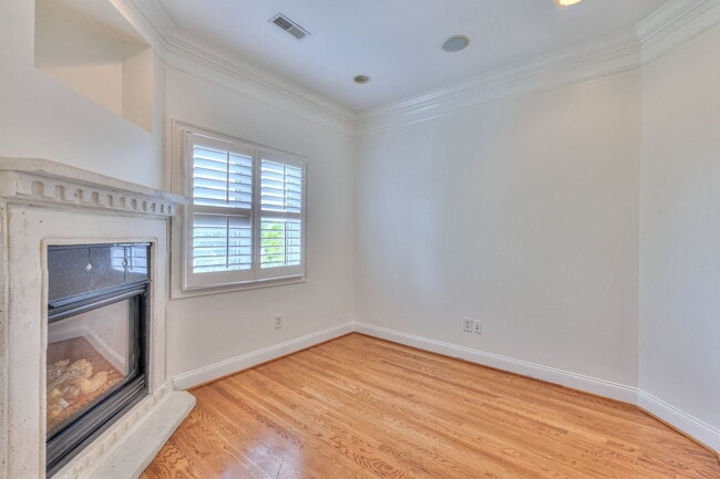 Building Photo - Perfect Brownstone in Sylvan Park near West End