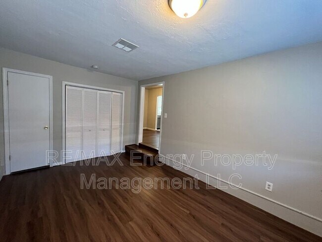 Building Photo - 2224 Doris Ave