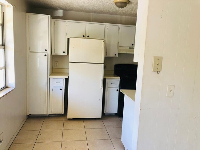 Building Photo - 2Bed 2Bath Condo Lake worth