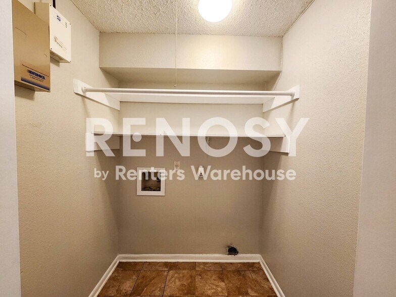 Building Photo - 17742 Kings Park Ln