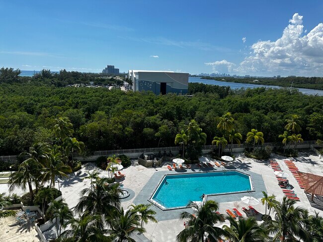 Building Photo - 100 Bayview Dr