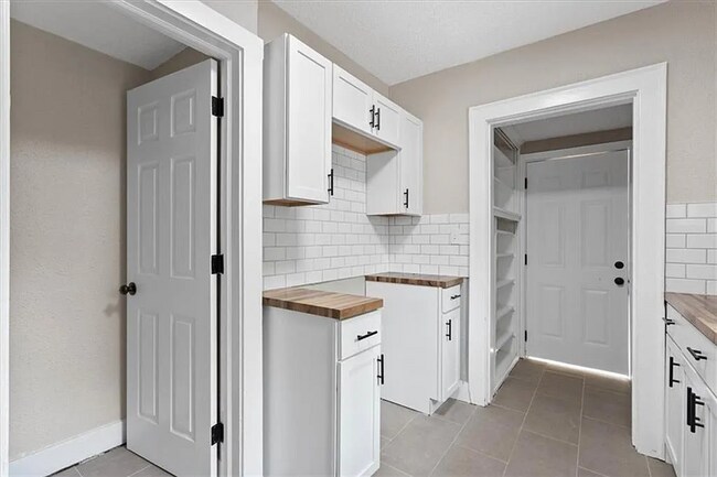 Building Photo - Stunning and Spacious 5BR 2BA Home in Kansas City