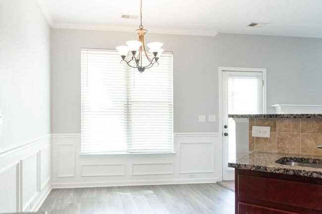 Building Photo - 2624 Leland Dr