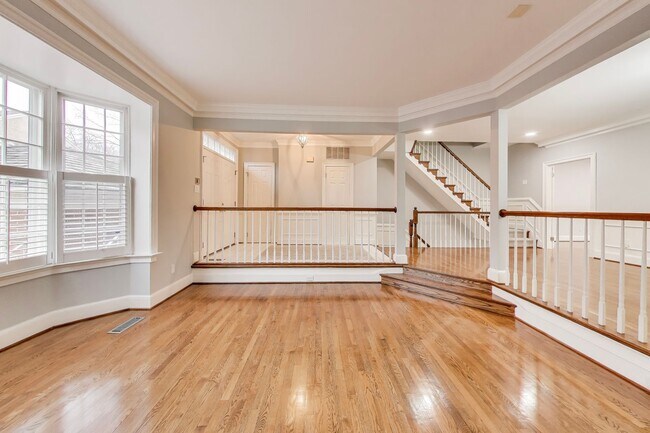 Building Photo - Spectacular 3 Bed + LOFT + 3.5 Bath- Custom Kitchen & Master Retreat w/ Beautiful Updates