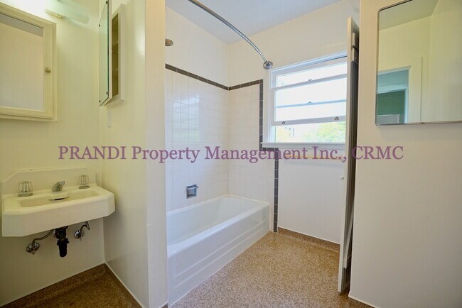Building Photo - Charming Sausalito Home with Private Backy...