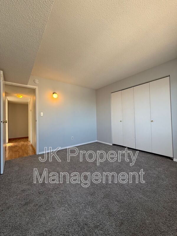 Building Photo - 2300 14th Ave S