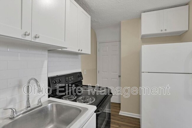 Building Photo - 898 Racine Ave