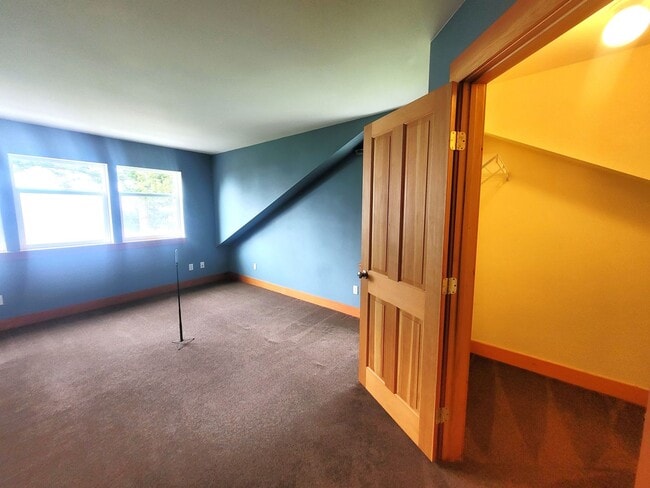 Building Photo - Beautiful South Hill Home with Bay Views 3...