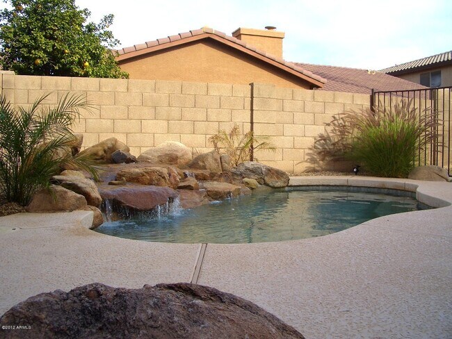 Building Photo - 454 E Baylor Ln