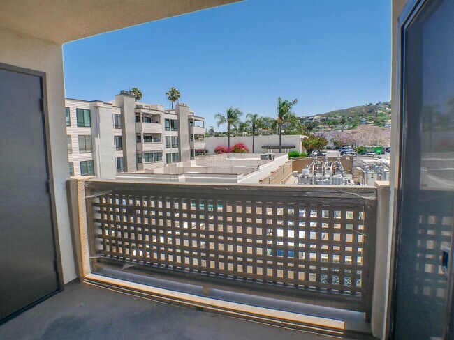 Building Photo - RARE Offering 2BD/2BA - Condo of secured building in highly sought after Boutique Bella Capri bui...