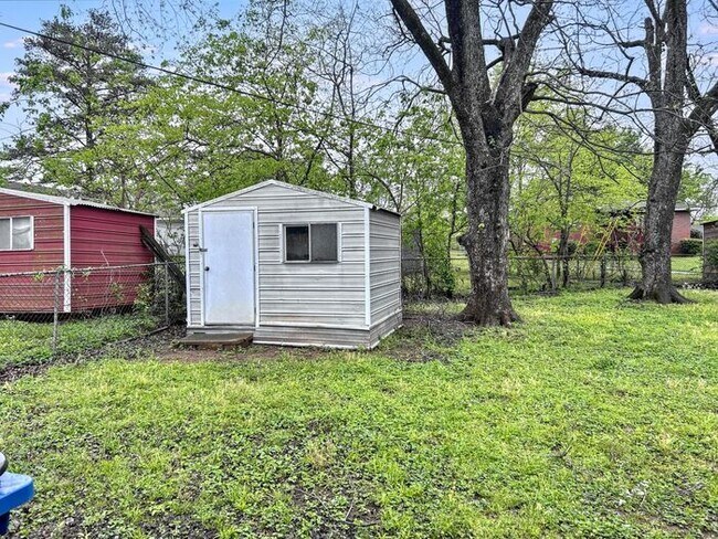 Building Photo - 1205 Woodward Rd