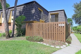 Building Photo - Parkwoods 12341-2