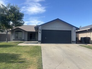 Building Photo - Riverbank 3 Bedroom 2 Bathroom Home
