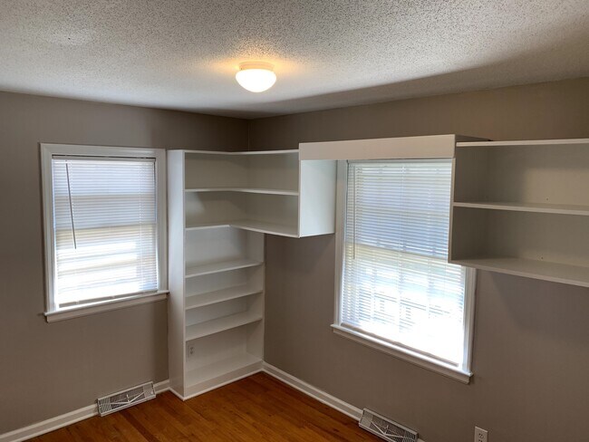 Building Photo - 409 NE Corder St