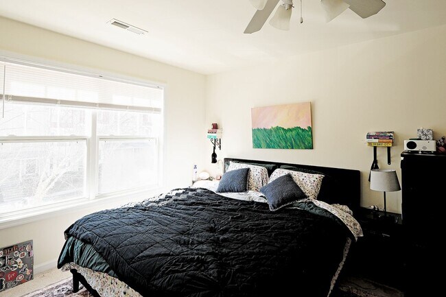 Building Photo - Move-in Ready, Pet-Friendly Townhome Near The Shops at Stonefield