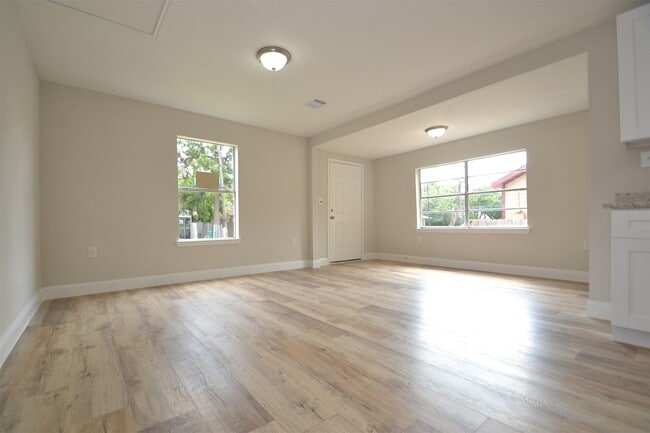 Building Photo - 911 Whitaker Ave