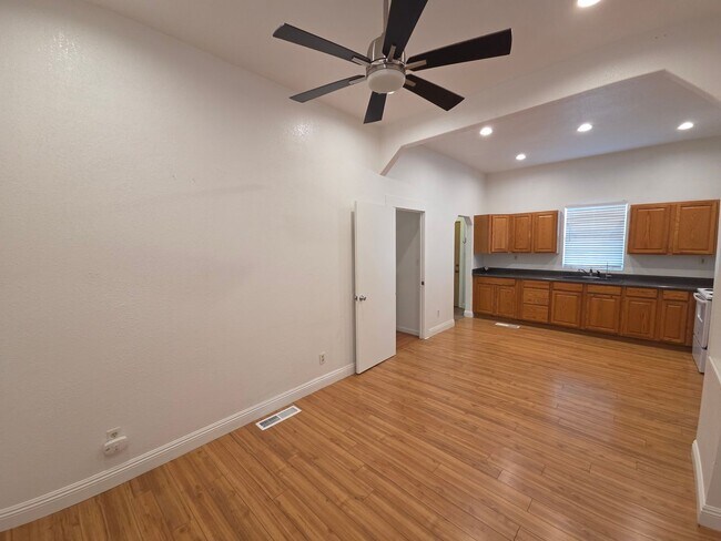 Building Photo - Beautiful 2 bedroom home with large detatched garage