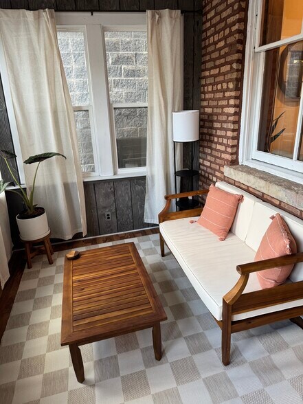 Building Photo - 1037 N Damen Ave