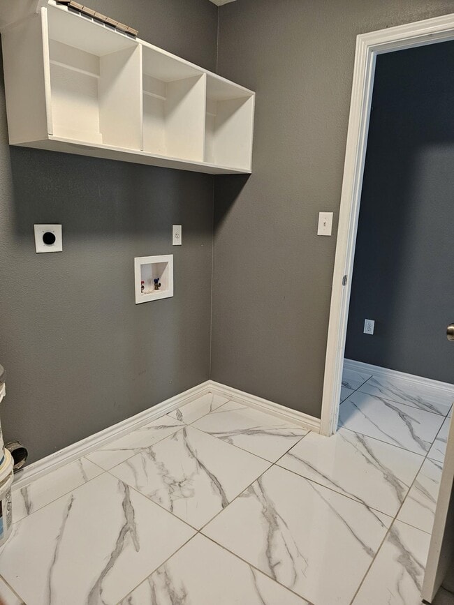 Building Photo - 357 Riverhill Loop