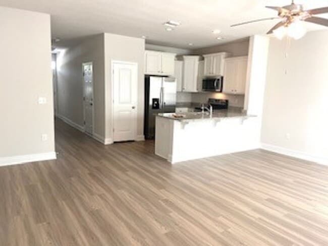 Building Photo - COMMUNITY POOL! Close to Navy base, beach,...