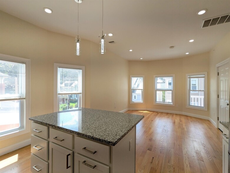 Building Photo - 2 Sacramento Pl