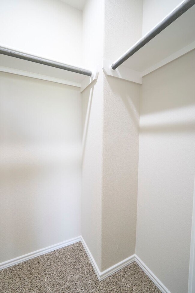 Building Photo - Hunters Ranch Beauty! 3 Bedroom 2 1/2 Bath Townhome