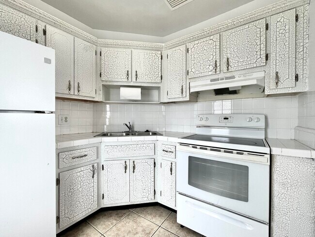 Building Photo - 1021 Crystal Lake Dr