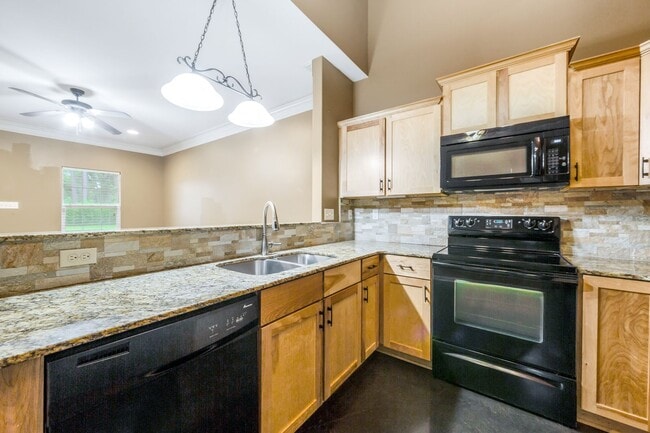 Building Photo - 3 Bedroom Townhouse in Broussard