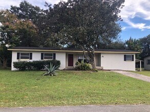 Building Photo - 4 Bed 1 Bath Home | Pet Friendly | Washer ...