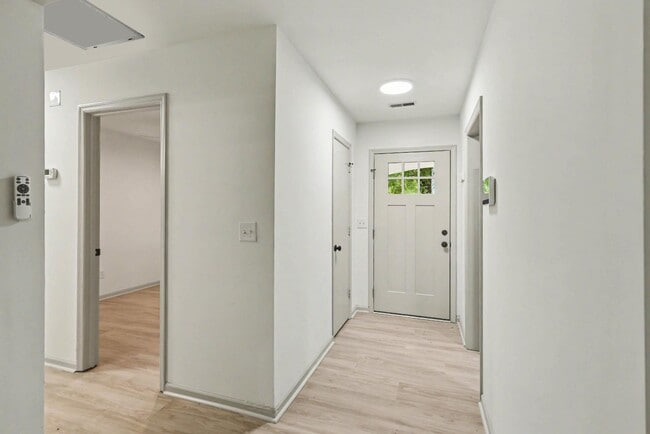 Building Photo - 100 English Rd