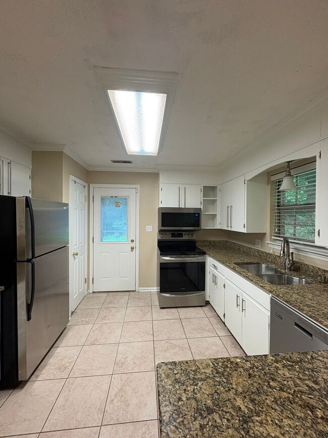 Building Photo - 3 Bedroom 2.5 Bath House