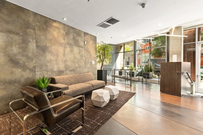 Building Photo - Modern Chic 2 bedroom at M2i