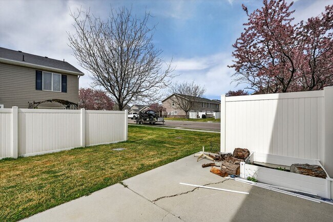 Building Photo - Must-See Apartment in Pheasant Ridge  Pocatello!