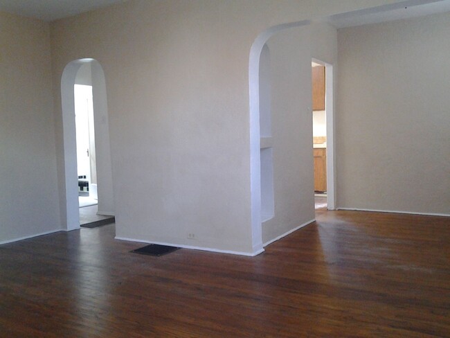 Building Photo - Cute 2 BR 1 BA Home in Midtown!