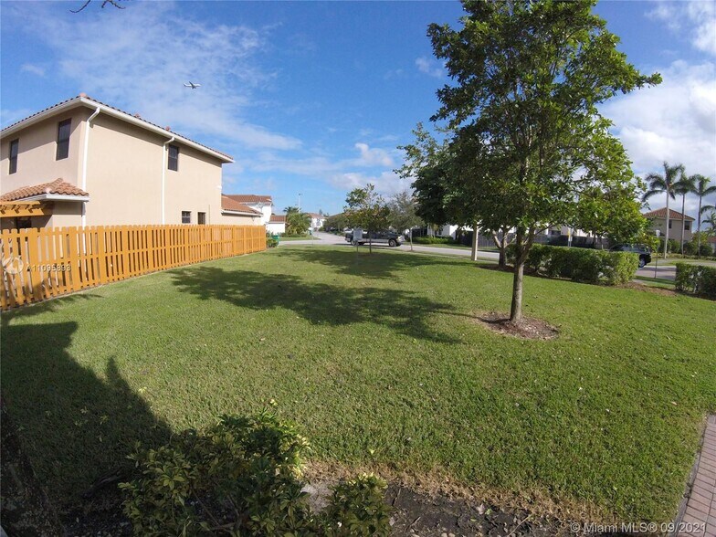 Building Photo - 990 NW 99th Ct