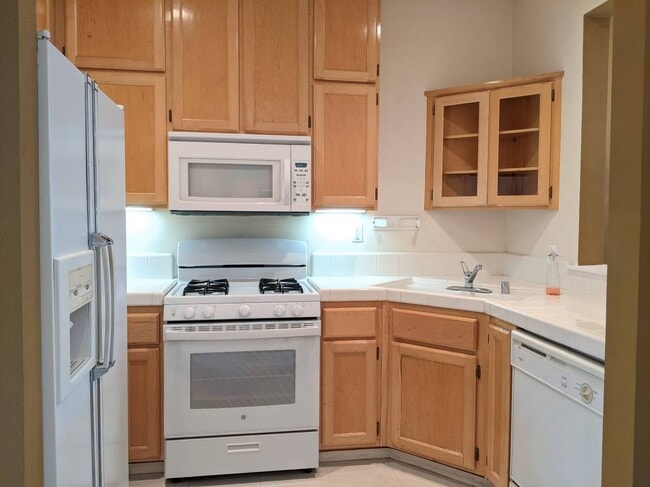 Building Photo - 643 Atherton Pl