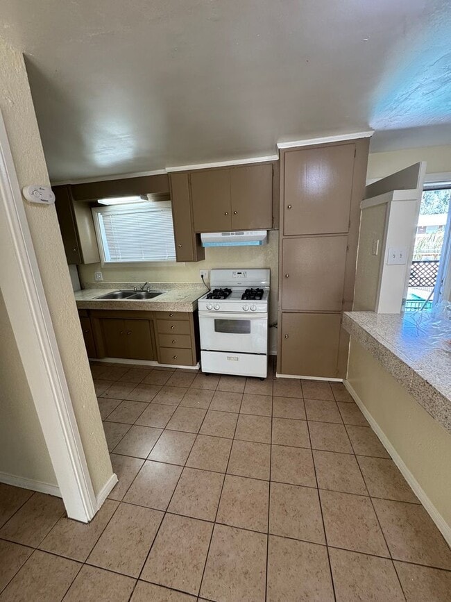 Building Photo - 2 bedroom 1 bath unit available.