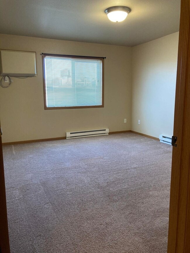 Building Photo - Room to Transform and Grow! Over 1600 sq ft, Oh My!