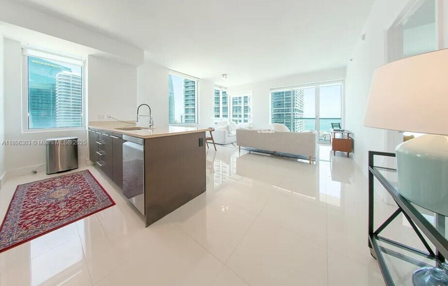 Primary Photo - 500 Brickell Ave