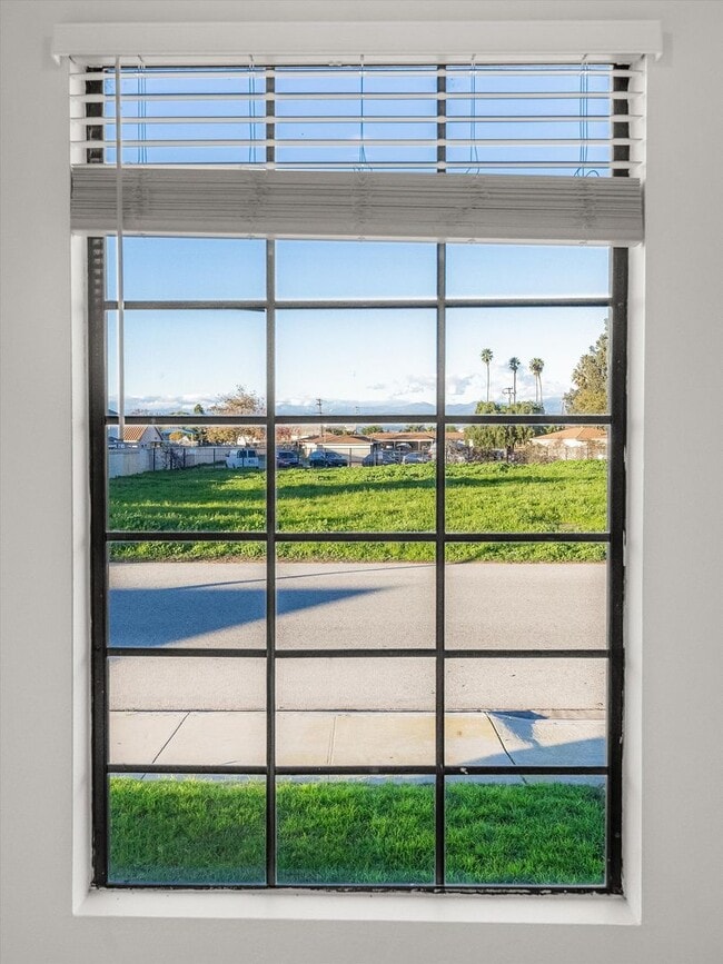 Building Photo - Large Renovated 3bed x 2.5bath Townhouse with Private Patio & 2-Car Garage