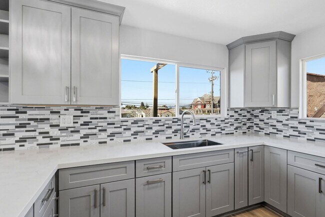 Building Photo - Centrally Located Property!