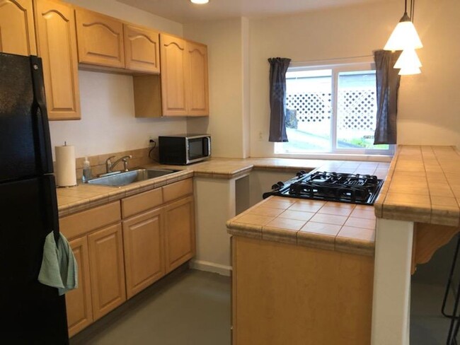 Building Photo - FURNISHED. Lovely 1 bedroom 1 Bath Unit in...