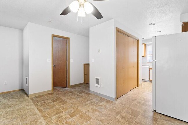 Building Photo - Beautiful 2 bed 1 bath apartment