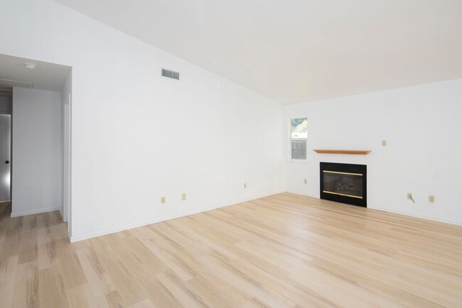 Building Photo - Lovely 3 Bedroom Home in Beautiful Los Alamos!