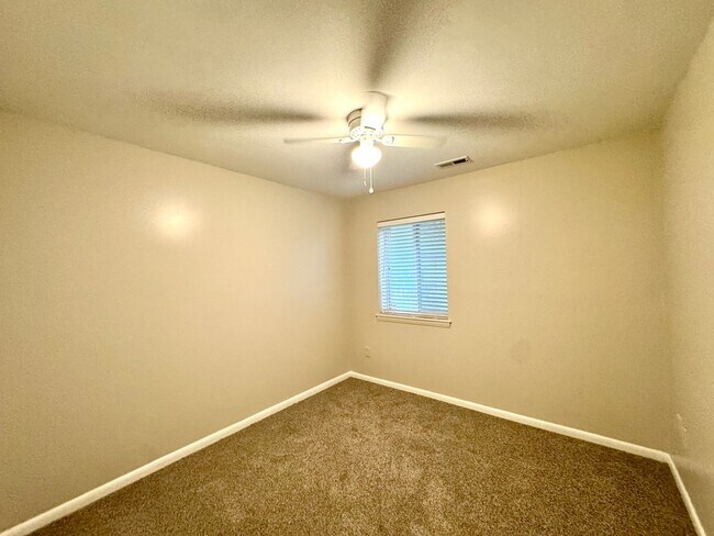 Building Photo - Modern Comfort & Convenience – 4BR/2.5BA i...