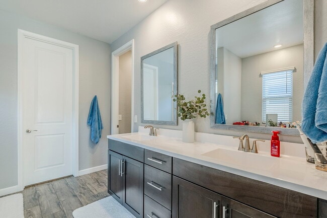 Building Photo - 9935 E Thornbush Ave