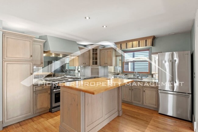 Building Photo - Charming 2-Bedroom + Office in the Histori...