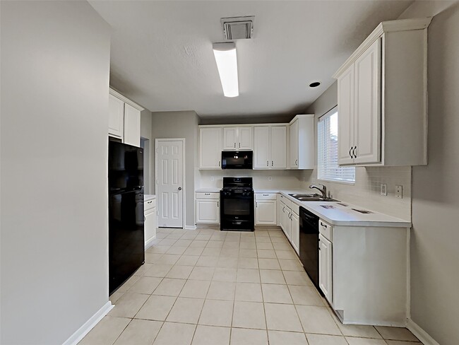 Building Photo - 9003 Cypress Square Dr