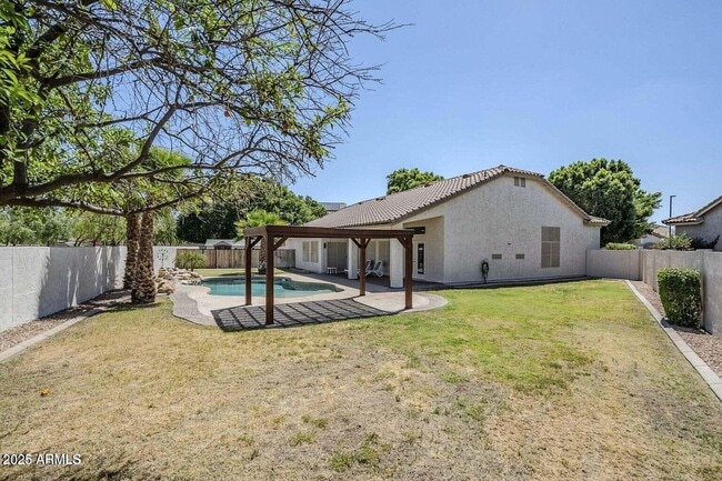 Building Photo - 1001 N Quail Ln