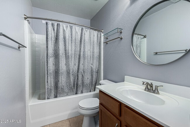 Building Photo - 4104 E La Salle St